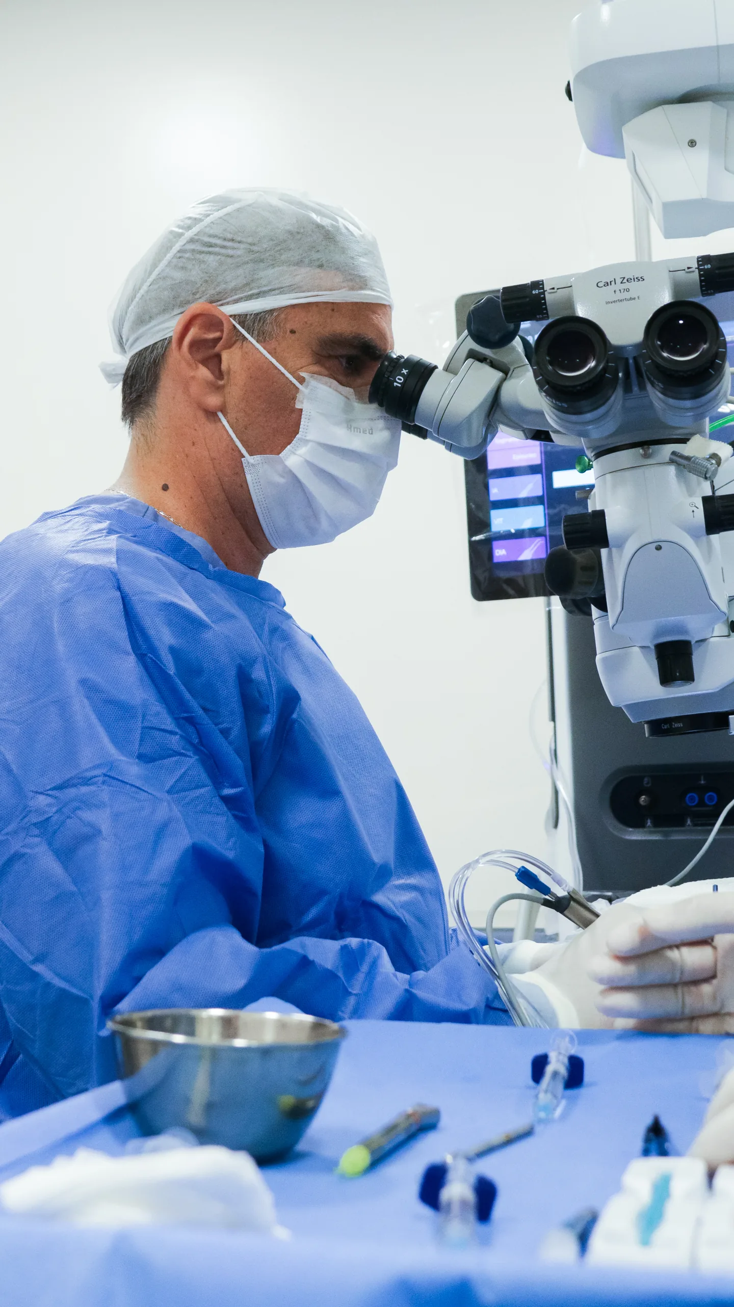 Dr. Durval Valença Filho durante uma cirurgia com microscópio