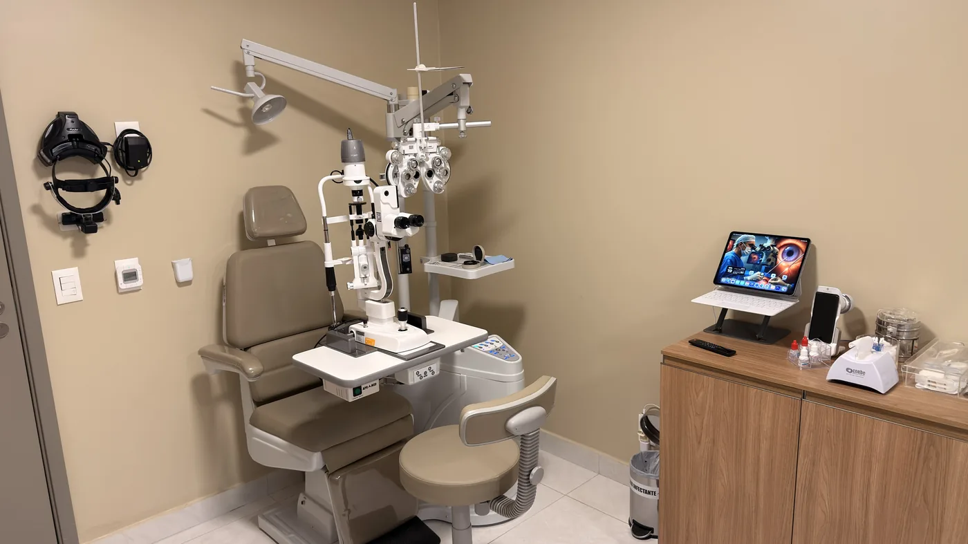 Sala de exame com lâmpada de fenda no consultório do Dr. Durval Valença Filho