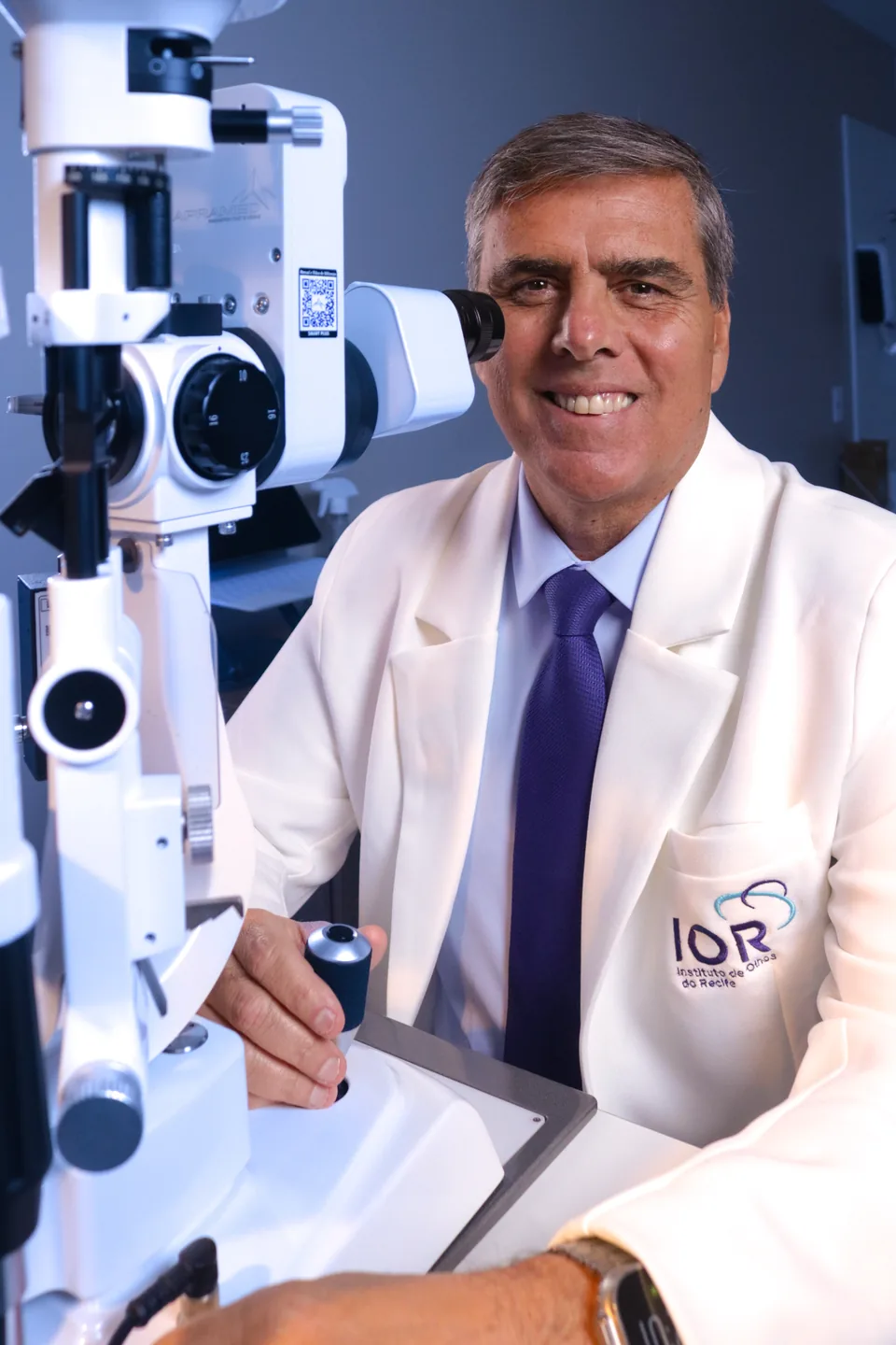 Dr. Durval Valença Filho examinando um paciente na lâmpada de fenda